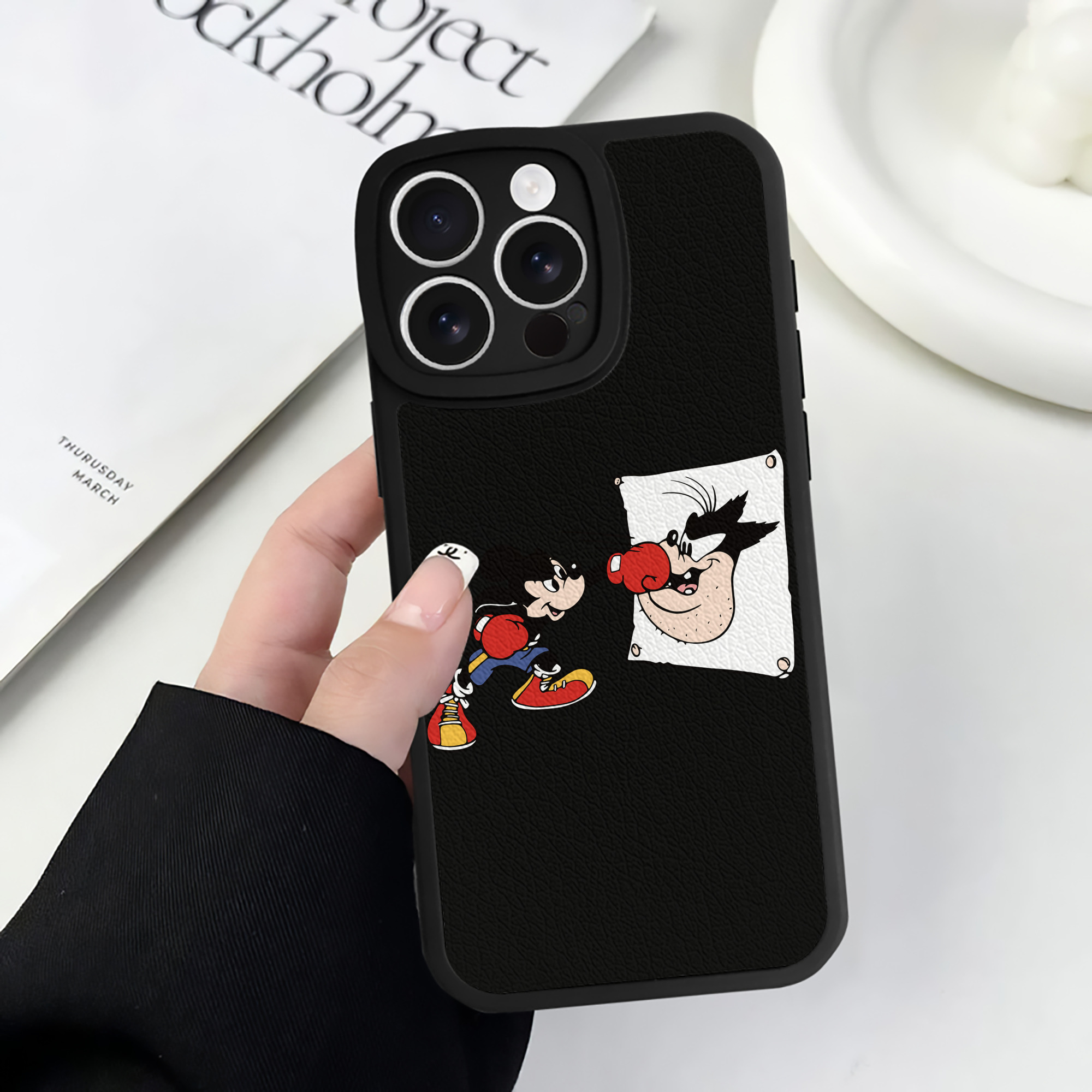 （画像用） ミッキーマウス Mickey Mouse 【iPhone 16シリーズ対応】シリコンスマホケース（レザー調） 材質：シリコン
